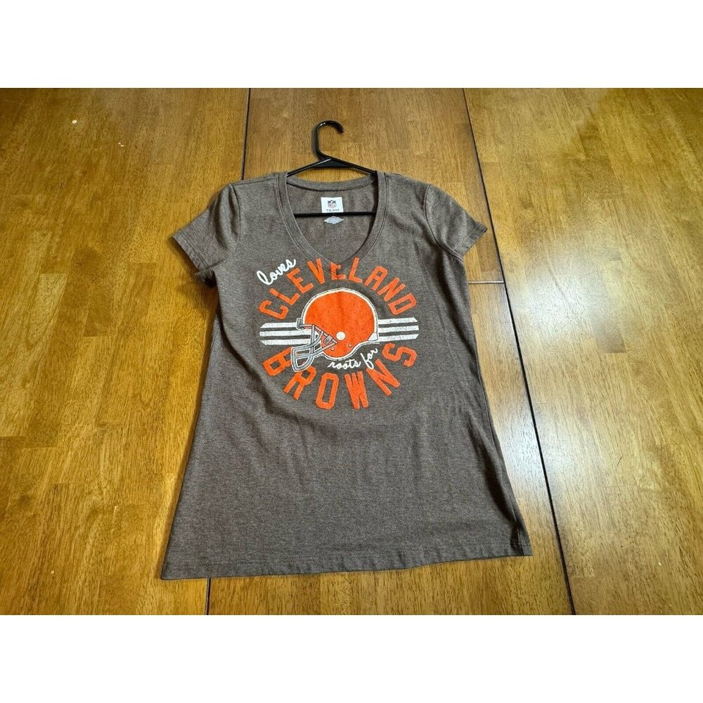 Womens Cleveland Browns T-shirt Size Medium NFL Loves Cleveland Roots For Browns